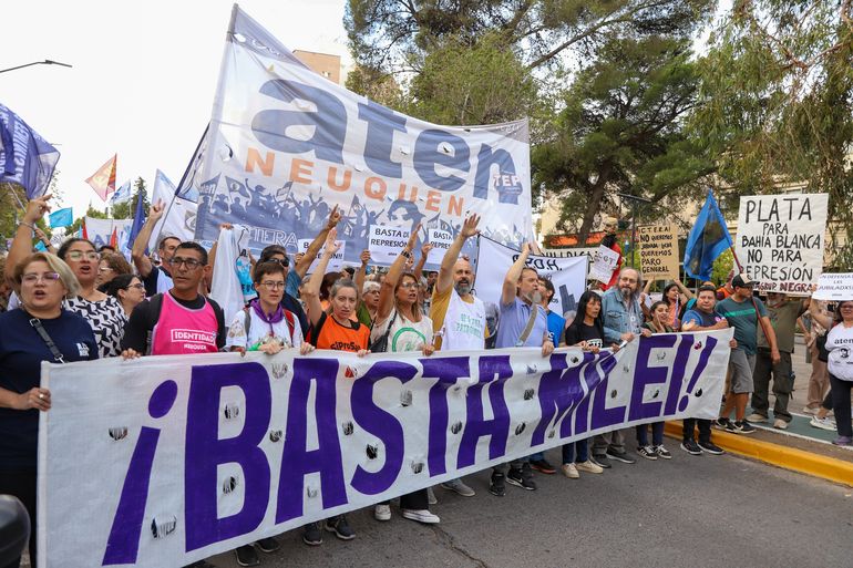 En 8 imágenes, así fue la marcha en repudio a los incidentes en el Congreso
