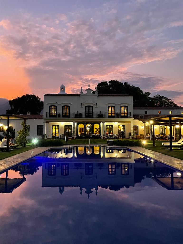 Patios de Cafayate, entre los Valles Calchaquíes, hospitalidad, bodega y un entorno inolvidable. Patios de Cafayate, entre los Valles Calchaquíes, hospitalidad, bodega y un entorno inolvidable.