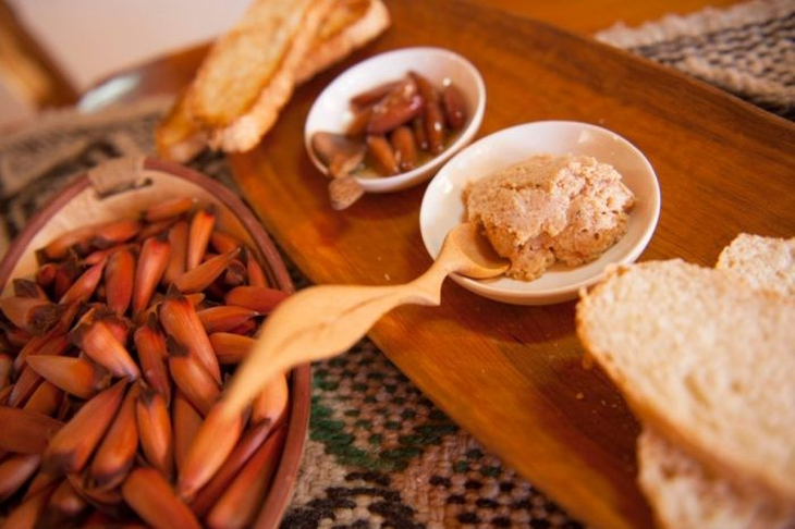 Por cada piña, solo se obtienen 30 gramos de piñones, que se reducen a 6 gramos cuando están pelados. Por cada piña, solo se obtienen 30 gramos de piñones, que se reducen a 6 gramos cuando están pelados.