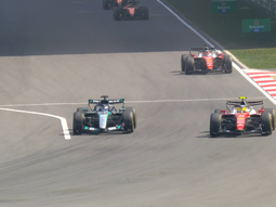 Russell peleó duro con las Ferrari en la carrera sprint en el GP de China Russell peleó duro con las Ferrari en la carrera sprint en el GP de China