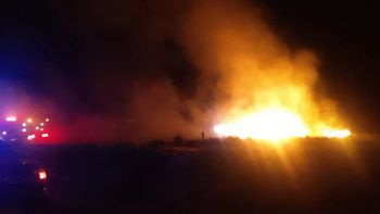Por la importancia del incendio en la Nochebuena de El Calafate, tuvieron que actuar bomberos de los dos cuarteles de la ciudad. Por la importancia del incendio en la Nochebuena de El Calafate, tuvieron que actuar bomberos de los dos cuarteles de la ciudad.
