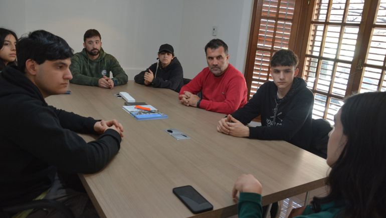 Estudiantes reunidos con el diputado de Unión por la Patria, Darío Martínez. Estudiantes reunidos con el diputado de Unión por la Patria, Darío Martínez.