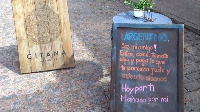 Un restobar uruguayo se solidarizó con el momento argentino