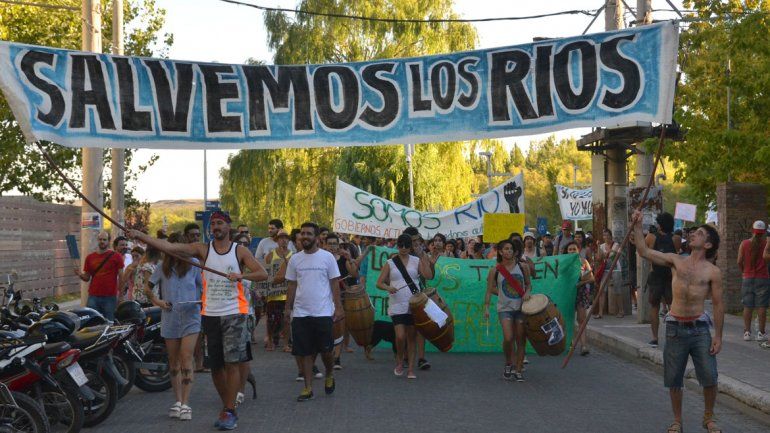 Vuelven a movilizarse por la contaminación de los ríos de la región