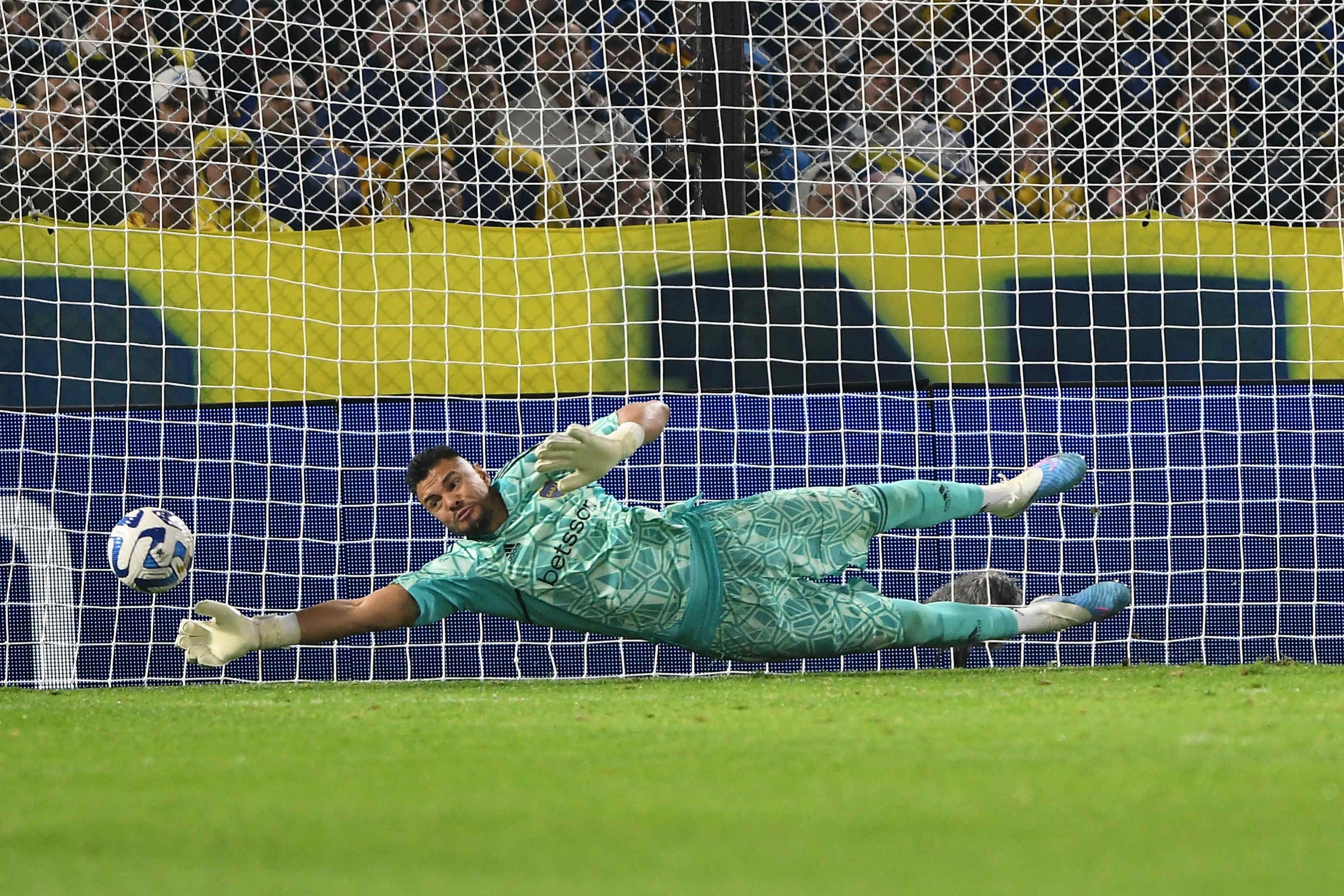Chiquito Romero volvió a convertirse en héroe para darle a Boca el pase a cuartos de final.&nbsp;