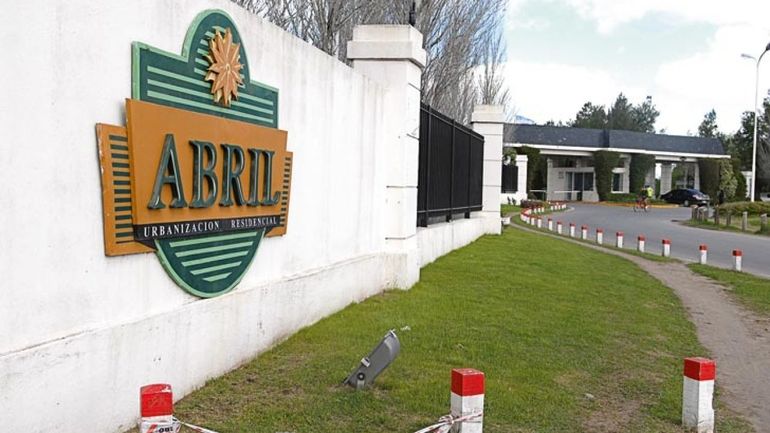 El niño residente del country recibió una brutal agresión con pelotas de golf por parte de una pareja que practicaba el deporte. El niño residente del country recibió una brutal agresión con pelotas de golf por parte de una pareja que practicaba el deporte.