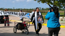Una mujer camina 500 kilómetros para reclamar por la muerte de su hija de 15 años y su nieta. Una mujer camina 500 kilómetros para reclamar por la muerte de su hija de 15 años y su nieta.