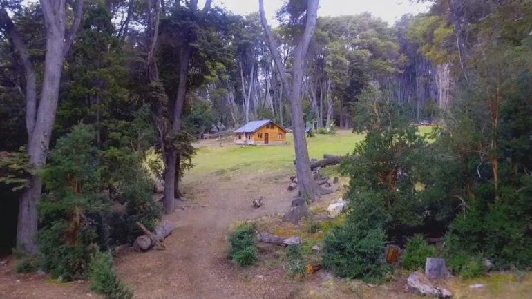 El bosque de la cordillera neuquina y la cabaña donde se grabó parte de la tira.&nbsp;