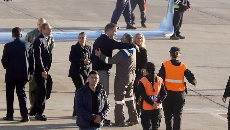 Manuel Adorni en una abrazo con Horacio Marín CEO de YPF en la pista del aeropuerto Presidente Perón de Neuquén. Manuel Adorni en una abrazo con Horacio Marín CEO de YPF en la pista del aeropuerto Presidente Perón de Neuquén.