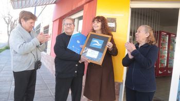 María Pasqualini, secretaria de Jefatura de Gabinete, entregó una distinción a Marta Marifil de Parada, dueña del kiosko San Sebastián. María Pasqualini, secretaria de Jefatura de Gabinete, entregó una distinción a Marta Marifil de Parada, dueña del kiosko San Sebastián.