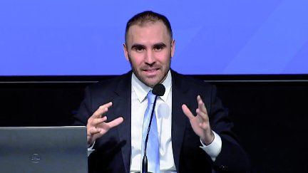 En una semana récord del blue, Guzmán negó que se aproxime una devaluación.