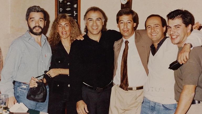 Paz Martínez y los amigos de siempre. Pepe Paramio, Mari, Paz Martínez, Ito Ferrandi, Luis Garabetta y Dimitri Manzano, en una de las tantas noches en La Barca. 
