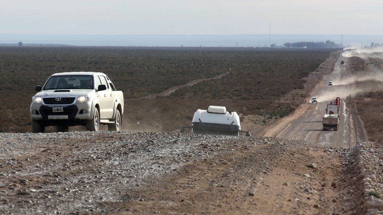 Denuncian a un hombre que cobra peaje con un rifle en la ruta del petróleo