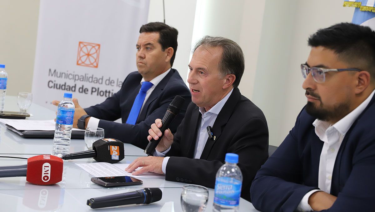 Tras los allanamientos y varios días, Luis Bertolini, salió a dar una conferencia de prensa.