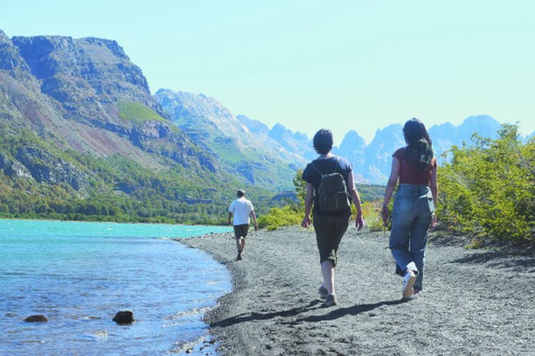 Las Lagunas de Epulauquen están a 38 kilómetros de Las Ovejas. Las Lagunas de Epulauquen están a 38 kilómetros de Las Ovejas.