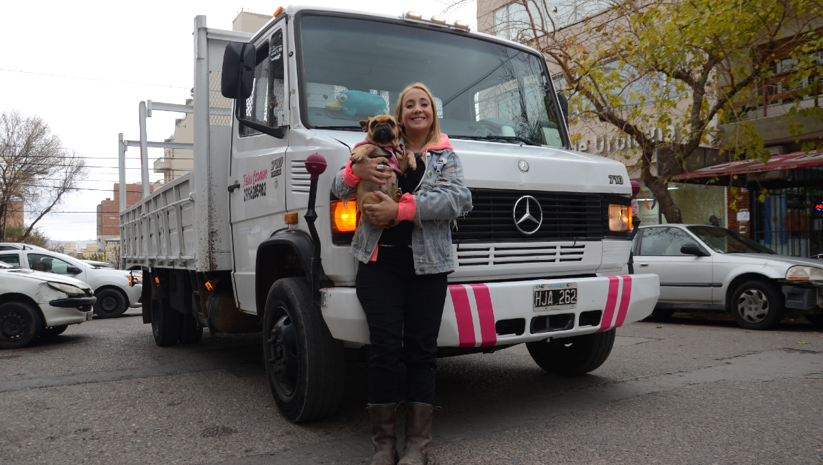 Carmen y su mascota Solita rompen tabúes haciendo fletes arriba de un camión