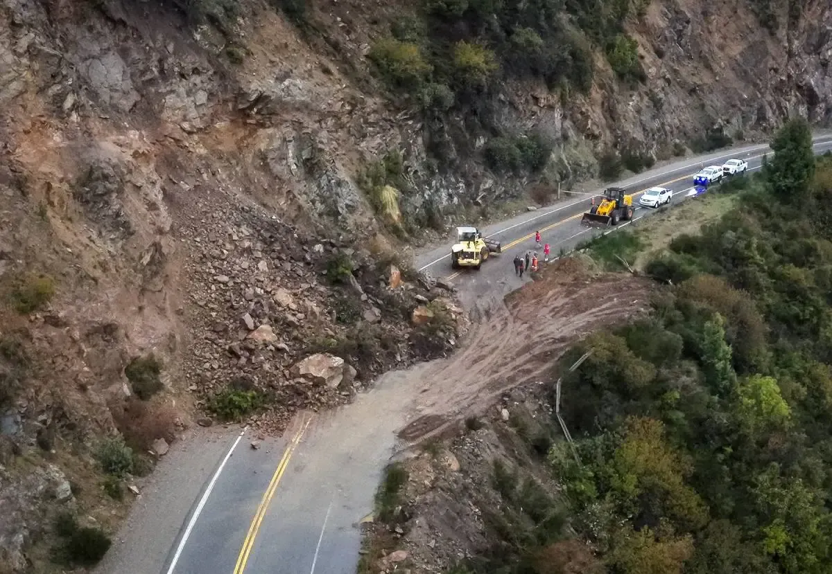 Impresionante desmoronamiento de rocas en la Ruta 40.