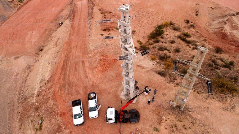 Personal y equipos del EPEN trabajando en las torres de alta tensión pertenecientes a la empresa.