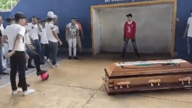 El último gol de Alexander: la particular despedida en un funeral