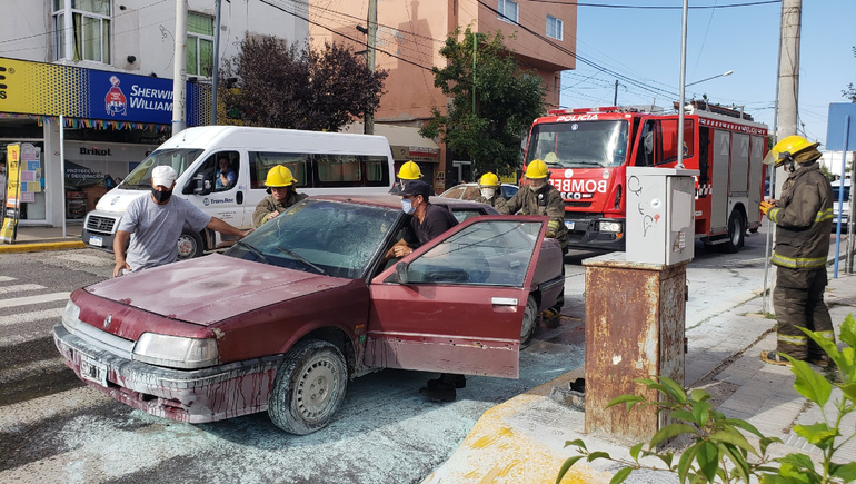 Se le prendió fuego el auto y tuvo que ser socorrido por otros conductores