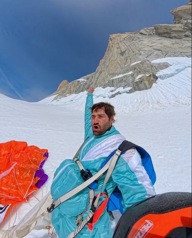 Boris Egorov al momento de aterrizar tras la proeza. Boris Egorov al momento de aterrizar tras la proeza.