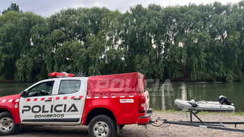 Bomberos y Policía realizan rastrillajes sin descanso para encontrar al adolescente arrastrado por la corriente. Bomberos y Policía realizan rastrillajes sin descanso para encontrar al adolescente arrastrado por la corriente.