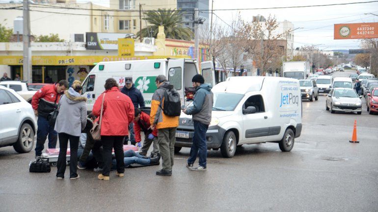 Intentaba cruzar una calle y fue atropellada por una camioneta
