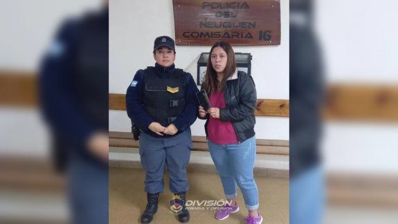 Con una réplica de arma