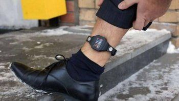 le pusieron dos tobilleras electronicas para que no se acerque a sus victimas le pusieron dos tobilleras electronicas para que no se acerque a sus victimas