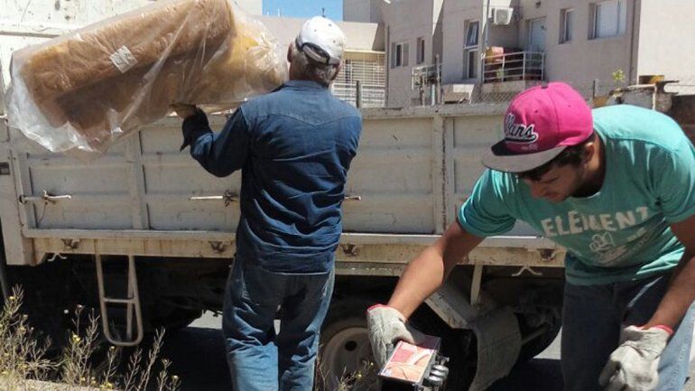 Diez camiones diarios llenos de basura salen desde el barrio.