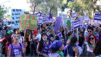 Exigen al Gobierno que devuelva el trabajo a una mujer que denunció por acoso a un funcionario