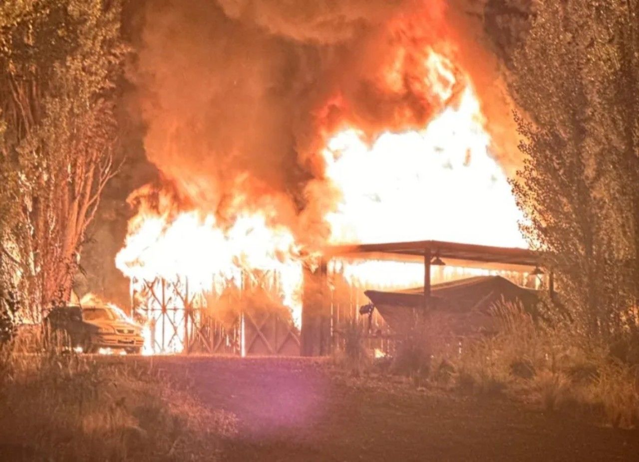 El incendio destruyó un depósito en San Martín de los Andes / Foto Gentileza