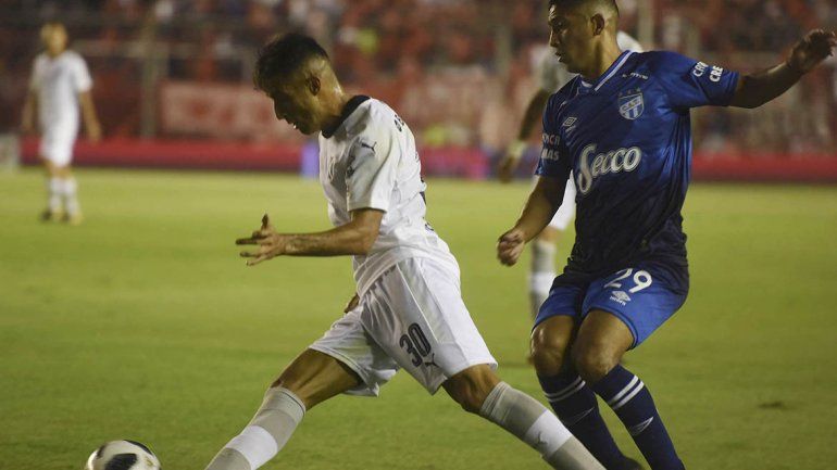 Doblete de Acosta para la victoria del Decano ante Independiente