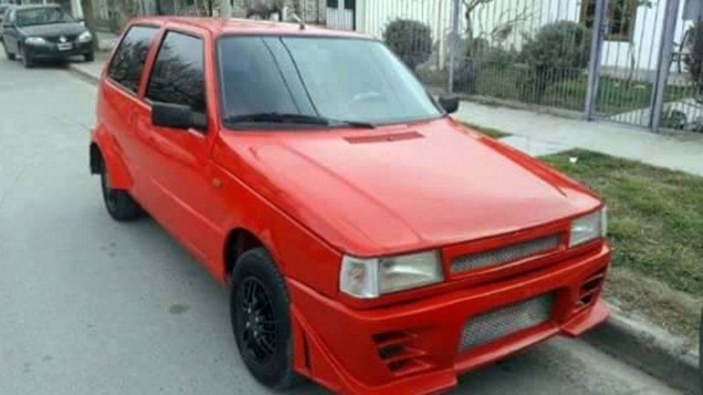 Al Fiat Uno le robaron el estéreo y los parlantes. Además