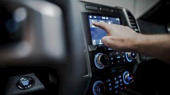 La antena de Starlink permite mantener conexión a Internet incluso mientras se circula a velocidad de ruta. La antena de Starlink permite mantener conexión a Internet incluso mientras se circula a velocidad de ruta.