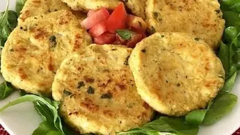 La forma indiscutida de comer coliflor: estos medallones con queso son la mejor manera porque te van a encantar