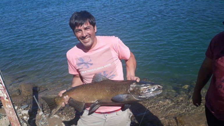 Sorpresa en Arroyito: cipoleño pescó una trucha marrón de 15 kilos