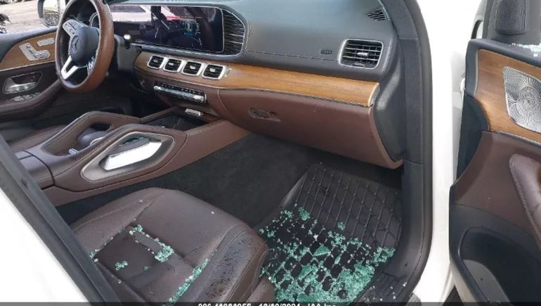 El interior del Mercedes-Benz, con rastros de los vidrios destrozados. Foto: IAA El interior del Mercedes-Benz, con rastros de los vidrios destrozados. Foto: IAA