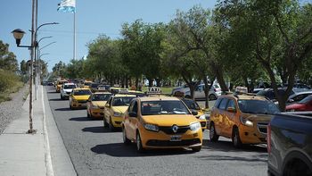 taxistas se manifestaron contra uber en la plaza de las banderas taxistas se manifestaron contra uber en la plaza de las banderas