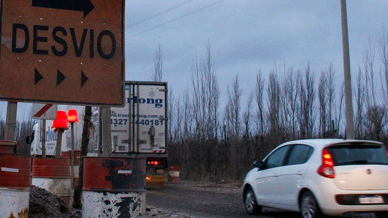 Los caminos alternativos ya no soportan el flujo vehicular y están en pésimo estado. Por eso