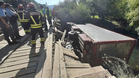 Borracho le erró al puente y cayó con su camión al río