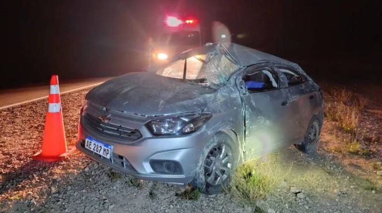 Así quedó el auto tras el vuelco en la Ruta 2.