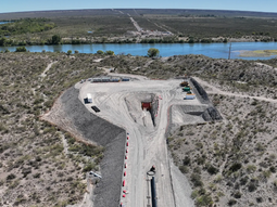 VMOS: Se ejecuta un cruce de alta complejidad técnica. Foto: Gobierno de Río Negro. VMOS: Se ejecuta un cruce de alta complejidad técnica. Foto: Gobierno de Río Negro.