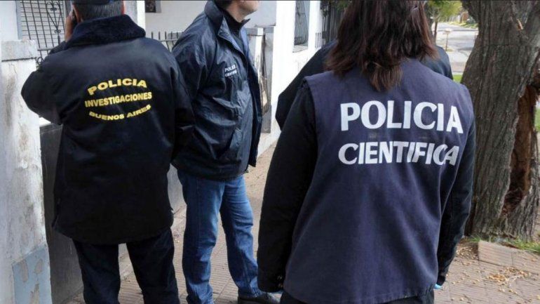 Por el crimen está detenido un hombre que fue visto por los vecinos cuando salió de la vivienda.