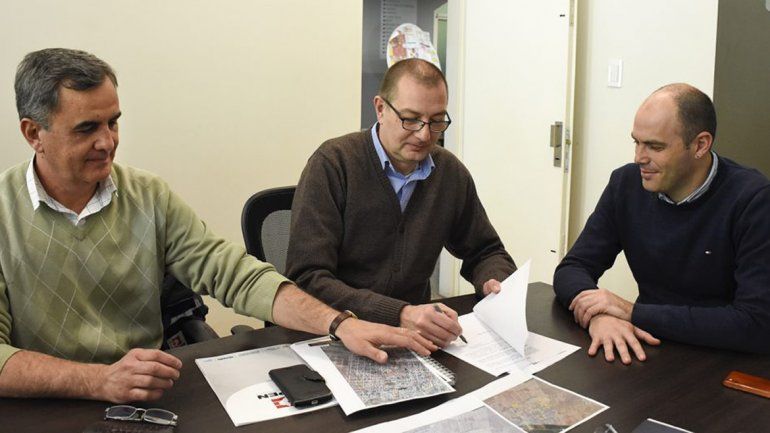 Funcionarios durante la firma del convenio.