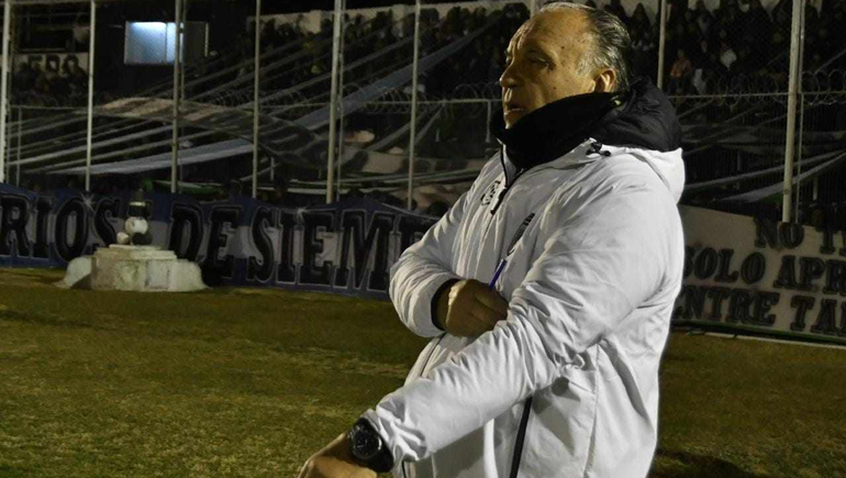 Darío Bonjour es el entrenador de Cipolletti. 