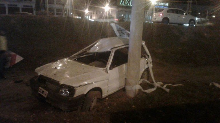 Un auto cruzó en rojo y provocó un fuerte choque en la Ruta 22