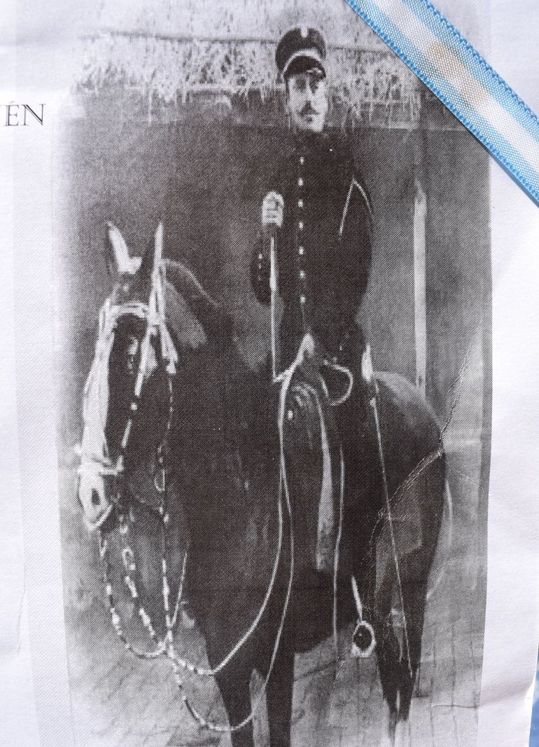 Una vieja foto del policía Leiva cuando Neuquén era territorio nacional y se andaba a caballo.