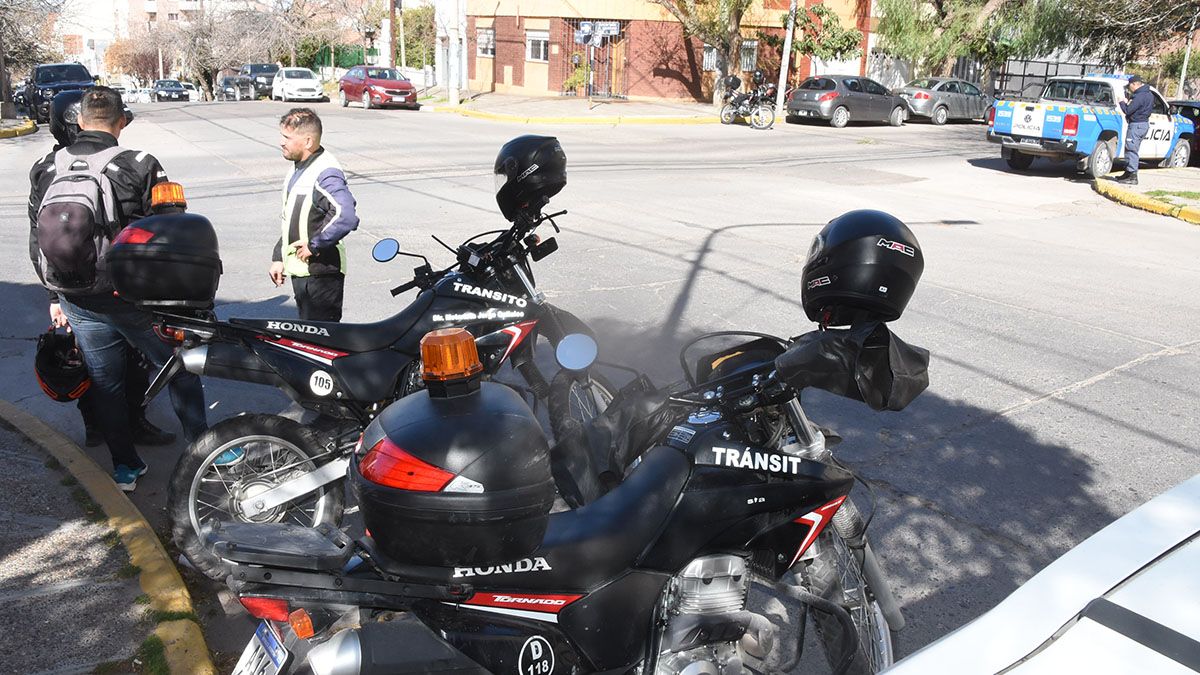 Violento robo a una inspectora de tránsito: la arrastraron del casco y se llevaron la moto