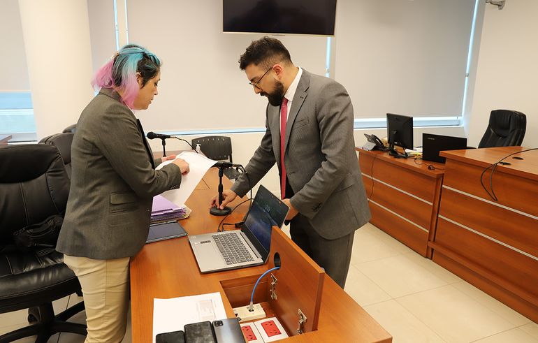 El fiscal del caso Juan Manuel Narváez junto a uno de los integrantes del equipo durante la formulación de cargos. El fiscal del caso Juan Manuel Narváez junto a uno de los integrantes del equipo durante la formulación de cargos.